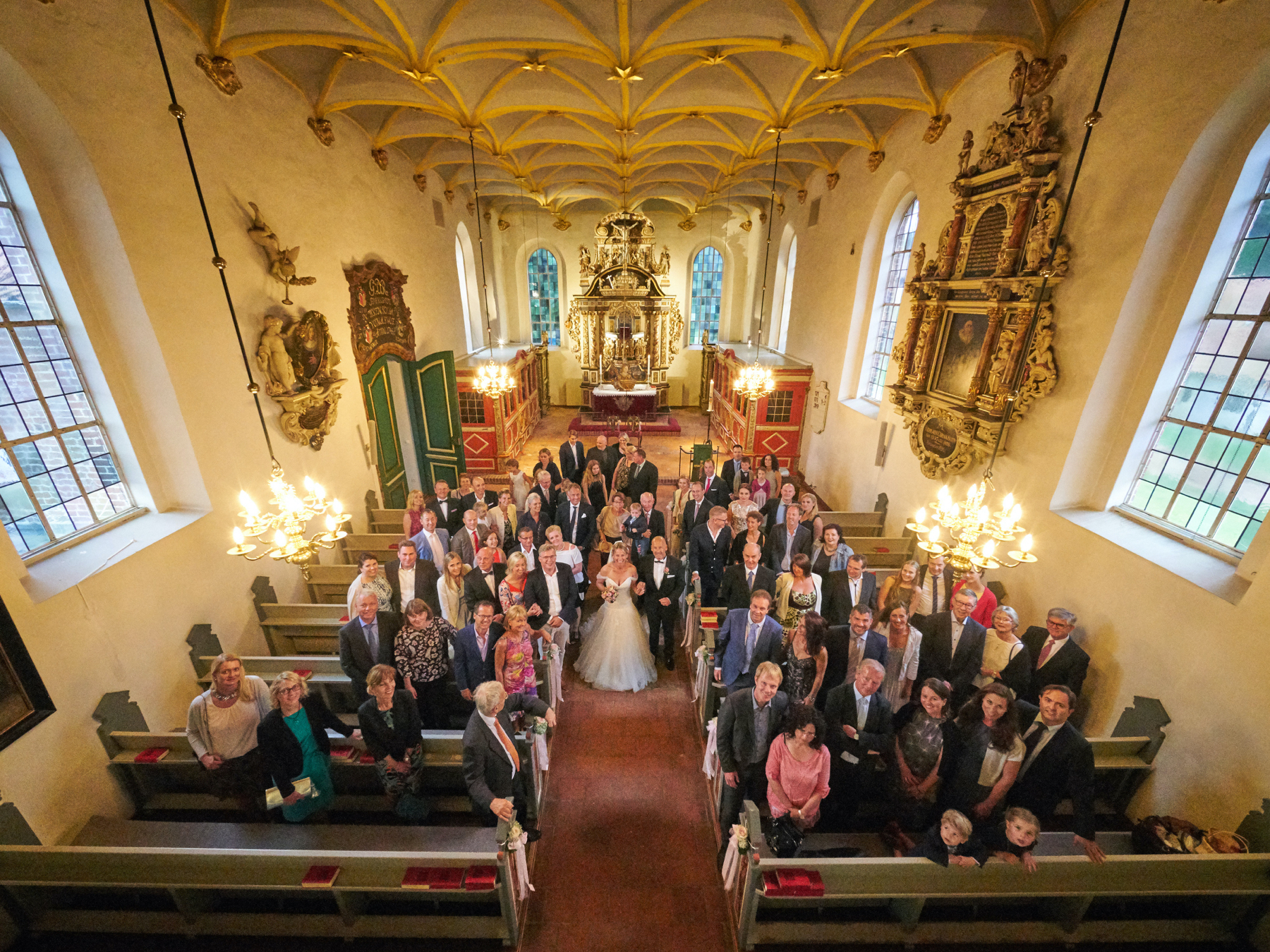 die Hochzeitsgesellschaft in der Kirche